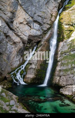 Eine vertikale Ansicht des Savica-Wasserfalls im Norden Sloweniens Stockfoto