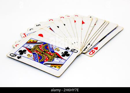 Spielkarten isoliert auf weißem Hintergrund mit selektivem Fokus Stockfoto