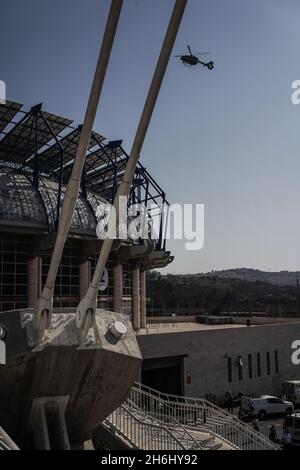 Jerusalem, Israel. November 2021. Das israelische Verteidigungsministerium führt eine Übung an, um die Reaktion des Landes auf den Terrorismus mit einer schmutzigen Bombe-radiologischen Waffe im Teddy-Stadion zu testen. Kredit: Nir Alon/Alamy Live Nachrichten Stockfoto