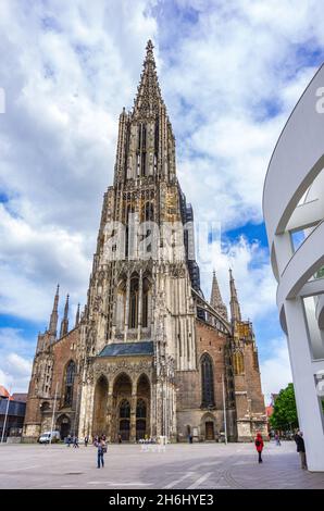 Ulm, Baden-Württemberg, Deutschland: Blick nach Westen auf das weltberühmte Münster mit dem höchsten Kirchturm der Welt, einem Dom aus dem Jahr 1377. Stockfoto