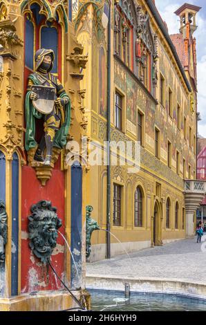 Ulm, Baden-Württemberg, Deutschland: Der sogenannte Fischkasten oder Syrlinbrunnen an der südöstlichen Ecke des Rathauses ist der älteste Brunnen der Stadt. Stockfoto