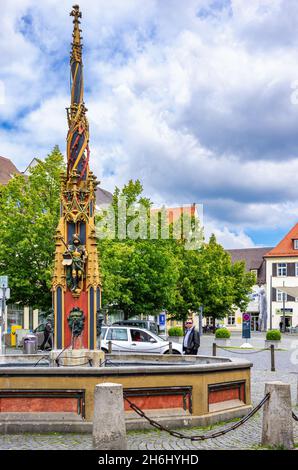 Ulm, Baden-Württemberg, Deutschland: Straßenszene auf dem Marktplatz vor dem Rathaus mit dem sogenannten Fischkasten-Brunnen. Stockfoto