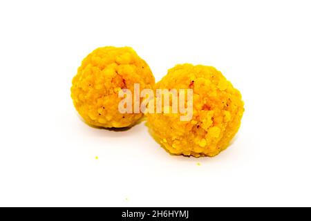 Boondi ladoo auf weißem Hintergrund mit selektivem Fokus Stockfoto