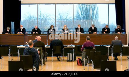 16. November 2021, Hamburg: Die Präsidentin des Hamburger Verfassungsgerichts, Richterin Birgits Voßkühler (M), eröffnet die Anhörung im Bürgersaal Wandsbek. Das Hamburger Verfassungsgericht befasst sich mit einem Streit zwischen der AfD-Fraktion im parlament und Innensenator Grote. Der SPD-Politiker hatte bei der Vorlage des Verfassungsschutzberichts 2019 im Zusammenhang mit dem formell aufgelösten "Flügel" gesagt, dass die AfD in Hamburg ihren Konfrontationskurs gegen die staatlich unterstützten demokratischen Parteien festigt. Die AfD verteidigt sich jetzt vor Gericht dagegen. Stockfoto