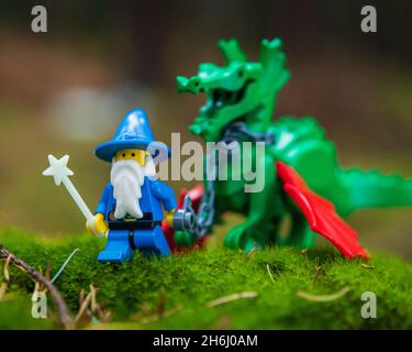 LEGO Castle Minifigur Zauberer und Drache Stockfoto