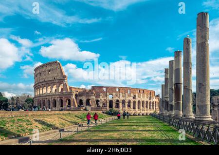 Blick auf das Kolosseum, die weltberühmte Stätte und eine der wichtigsten Sehenswürdigkeiten Roms. Stockfoto