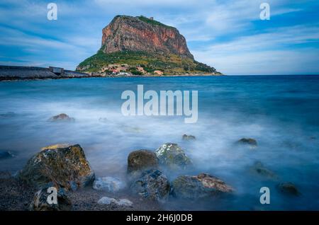 Monemvasia, die mittelalterliche Burgstadt auf einer kleinen Insel vor der Ostküste des Peloponnes. Stockfoto