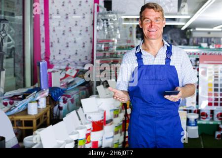 Mann Verkäufer steht im Supermarkt Stockfoto