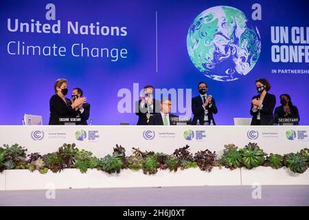 Glasgow, Großbritannien. November 2021. Alok Sharma (M), Präsident der COP26, wird während der Abschlusssitzung der UN-Klimakonferenz COP26 begrüßt. Aber viele Wissenschaftler sind skeptisch gegenüber den in Glasgow erzielten Vereinbarungen. Quelle: Christoph Soeder/dpa/Alamy Live News Stockfoto