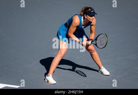 Paula Badosa aus Spanien im Einsatz gegen IGA Swiatek aus Polen beim dritten Round-Robin-Spiel beim Akron WTA-Finale 2021 Guadalajara, Masters WTA-Tennisturnier am 15. November 2021 in Guadalajara, Mexiko - Foto: Rob Prange/DPPI/LiveMedia Stockfoto