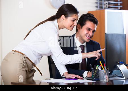 Chief Manager und junger Mitarbeiter. Stockfoto