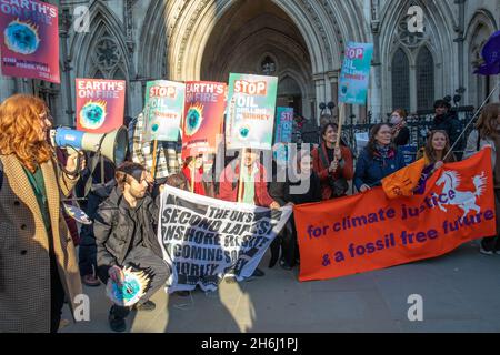 London, England, Großbritannien 16. November 2021 Horse Hill: Sarah Finch bringt ihren Fall gegen Surrey Council vor das Royal Court of Appeal, um ihre Entscheidung, ein umstrittenes Ölbohrprojekt nach Schieß los. zu erlauben, anzufechten. Sarah, die sich seit 2019 gegen Horse Hill einsetzt, wurde von Unterstützern, darunter Mitgliedern von Friends of the Earth, mit Spruchbändern und Plakaten unterstützt. Es wird geschätzt, dass die Entwicklung dazu führen könnte, dass mehr als 10 Millionen Tonnen CO2-Äquivalent in die Atmosphäre freigesetzt werden, wenn das Öl schließlich verbrannt wird. Kredit: Denise Laura Baker/Alamy Live Nachrichten Stockfoto