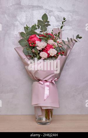 Frisches, üppiges Bouquet von bunten gemischten Blumen. Europäisches Blumengeschäft Konzept. Lieferung von Blumen. Schöne, frisch blühende Blumen im Floristen-Shop Stockfoto