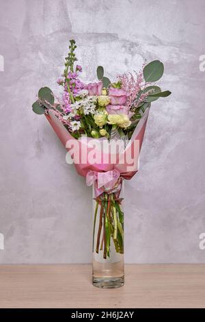 Frisches, üppiges Bouquet von bunten gemischten Blumen. Europäisches Blumengeschäft Konzept. Lieferung von Blumen. Schöne, frisch blühende Blumen im Floristen-Shop Stockfoto