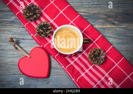 Romantisches Kaffeekonzept auf rustikalem Holzhintergrund. Stockfoto