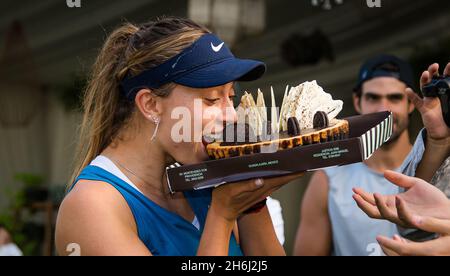 Paula Badosa aus Spanien erhält beim Akron WTA Finals Guadalajara, Masters WTA Tennisturnier 15 am 2021. November 2021 in Guadalajara, Mexiko, einen Geburtstagskuchen - Foto: Rob Prange/DPPI/LiveMedia Stockfoto