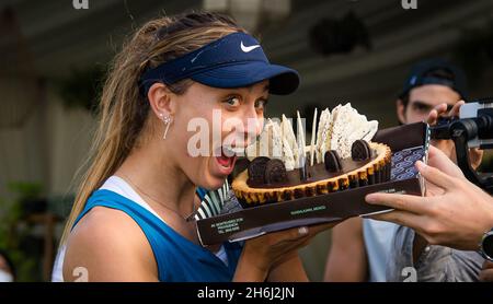 Paula Badosa aus Spanien erhält beim Akron WTA Finals Guadalajara, Masters WTA Tennisturnier 15 am 2021. November 2021 in Guadalajara, Mexiko, einen Geburtstagskuchen - Foto: Rob Prange/DPPI/LiveMedia Stockfoto