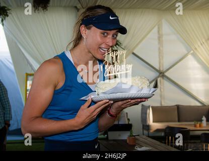 Paula Badosa aus Spanien erhält beim Akron WTA Finals Guadalajara, Masters WTA Tennisturnier 15 am 2021. November 2021 in Guadalajara, Mexiko, einen Geburtstagskuchen - Foto: Rob Prange/DPPI/LiveMedia Stockfoto