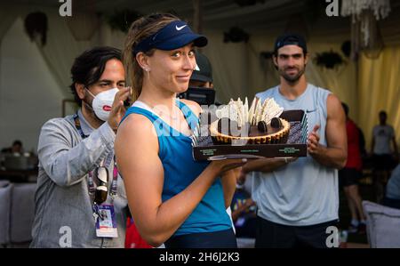 Paula Badosa aus Spanien erhält beim Akron WTA Finals Guadalajara, Masters WTA Tennisturnier 15 am 2021. November 2021 in Guadalajara, Mexiko, einen Geburtstagskuchen - Foto: Rob Prange/DPPI/LiveMedia Stockfoto