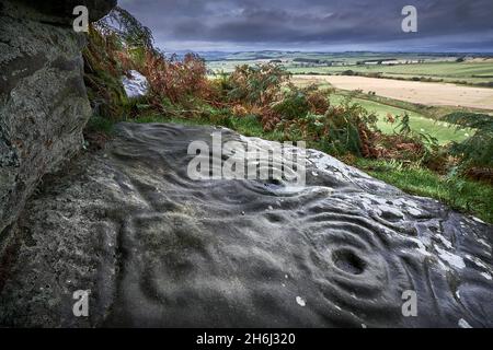 Ketley Crag Rock Shelter Northumberland an einem bewölkten, nassen Tag Stockfoto