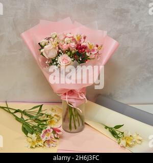 Frisches, üppiges Bouquet von bunten gemischten Blumen. Europäisches Blumengeschäft Konzept. Lieferung von Blumen. Schöne, frisch blühende Blumen im Floristen-Shop Stockfoto
