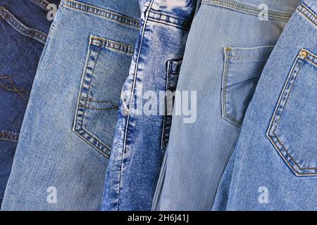 Draufsicht auf verschiedene farbige blaue Jeans-Hosen Stockfoto