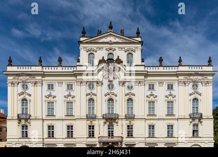 Prag, Tschechien - 23. September 2021: Detailansicht der Fassade des Erzbischofs-Palastes im Zentrum von Prag Stockfoto