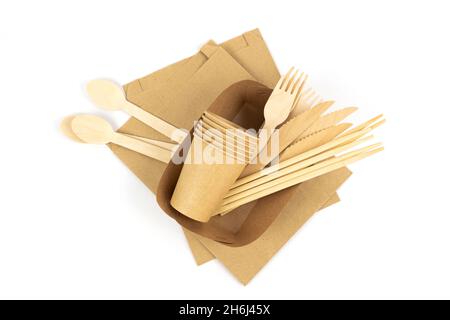 Eco Geschirr Set isoliert auf weißem Hintergrund. Basteltaschen, Teller und Kaffeetassen, Bambuslöffel, Gabeln, Messer und Sushi-Sticks. Draufsicht Stockfoto