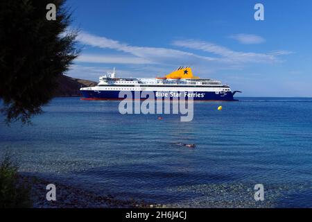 Blue Star Ferries Schiff die Chios Ankunft in Livadia Hafen, Tilos, Dodekanes Inseln, Südägäis, Griechenland. Stockfoto