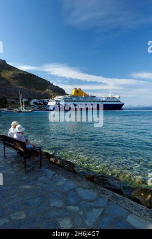 Blue Star Ferries Schiff die Chios Ankunft in Livadia Hafen, Tilos, Dodekanes Inseln, Südägäis, Griechenland. Stockfoto