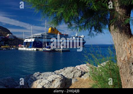 Blue Star Ferries Schiff die Chios Ankunft in Livadia Hafen, Tilos, Dodekanes Inseln, Südägäis, Griechenland. Stockfoto