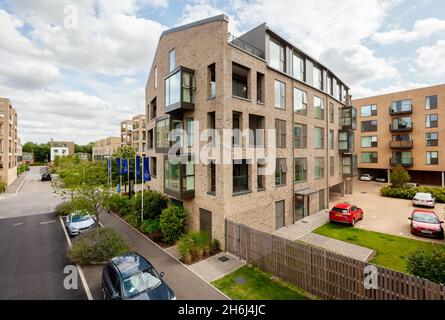 Cambridge, England - Aug 6 2019: Das Äußere des Modern City Apartments wurde von einer erhöhten Position an einem öffentlichen Ort von der Straße aus aufgenommen Stockfoto