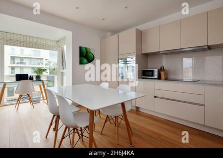 Cambridge, England - Aug 6 2019: Moderne Wohnküche und Essbereich mit Einbauschränken und Geräten. Stockfoto