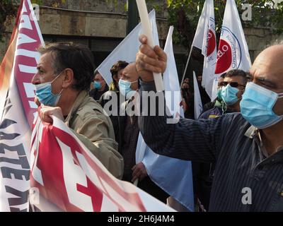 Athen, Griechenland. November 2021. Griechische Arbeitnehmer in der Dienstleistungsbranche streiken und fordern einen besseren Schutz vor Kovid19. (Foto von George Panagakis/Pacific Press) Quelle: Pacific Press Media Production Corp./Alamy Live News Stockfoto