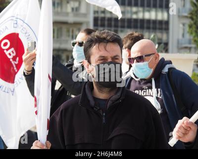 Athen, Griechenland. November 2021. Griechische Arbeitnehmer in der Dienstleistungsbranche streiken und fordern einen besseren Schutz vor Kovid19. (Foto von George Panagakis/Pacific Press) Quelle: Pacific Press Media Production Corp./Alamy Live News Stockfoto