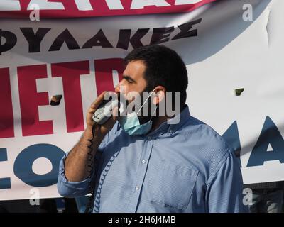 Athen, Griechenland. November 2021. Griechische Arbeitnehmer in der Dienstleistungsbranche streiken und fordern einen besseren Schutz vor Kovid19. (Foto von George Panagakis/Pacific Press) Quelle: Pacific Press Media Production Corp./Alamy Live News Stockfoto