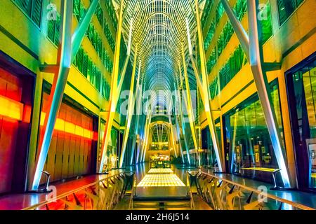 Langzeitbelichtung der Allen Lambert Galleria, die von Santiago Calatrava in Toronto, Kanada, entworfen wurde. November 13, 2021 Stockfoto