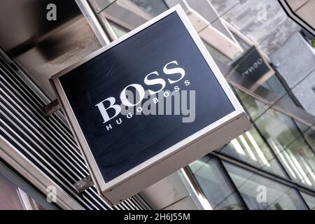 Victoria Westminster London England UK, November 7 2021, Hugo Boss High End Luxus Designer Fashion Retailer Shop Logo oder Schild Stockfoto
