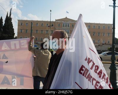 Athen, Attika, Griechenland. November 2021. Griechische Arbeitnehmer in der Dienstleistungsbranche streiken und fordern einen besseren Schutz vor Kovid19. (Bild: © George Panagakis/Pacific Press via ZUMA Press Wire) Stockfoto