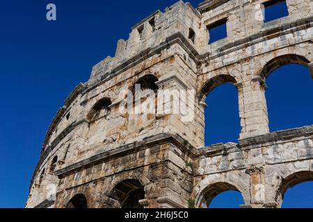 Pula, Kroatien - 27. Oktober 2021: Blick auf die Pula Arena in Istrien im Nordosten Kroatiens Stockfoto