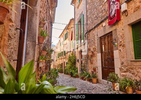 Malerische Steinstraße in Valdemosa. Balearen, Mallorca. Spanien Stockfoto