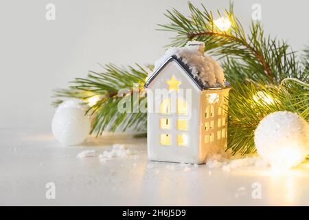 Weihnachten kleines Haus für Märchen mit einem magischen schneebedeckten Haus in weißen Weihnachtsdekorationen. Weihnachtskarte. Stockfoto