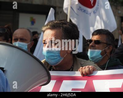 Athen, Attika, Griechenland. November 2021. Griechische Arbeitnehmer in der Dienstleistungsbranche streiken und fordern einen besseren Schutz vor Kovid19. (Bild: © George Panagakis/Pacific Press via ZUMA Press Wire) Stockfoto