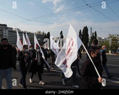 Athen, Attika, Griechenland. November 2021. Griechische Arbeitnehmer in der Dienstleistungsbranche streiken und fordern einen besseren Schutz vor Kovid19. (Bild: © George Panagakis/Pacific Press via ZUMA Press Wire) Stockfoto