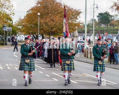 BIDEFORD, DEVON, ENGLAND - 14 2021. NOVEMBER: Gedenksonntagszeremonie. Dudelsack-Spieler führen lokale Würdenträger zur Kranzniederlegung. Stockfoto