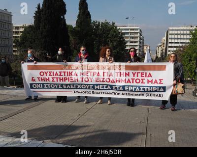 Athen, Attika, Griechenland. November 2021. Griechische Arbeitnehmer in der Dienstleistungsbranche streiken und fordern einen besseren Schutz vor Kovid19. (Bild: © George Panagakis/Pacific Press via ZUMA Press Wire) Stockfoto