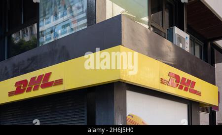 VALENCIA, SPANIEN - 15. NOVEMBER 2021: DHL ist ein internationaler Kurier-, Paket- und Expressversand Stockfoto