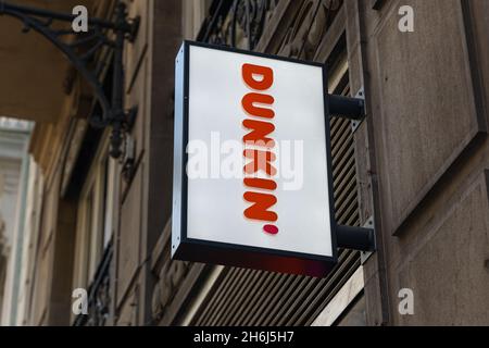 VALENCIA, SPANIEN - 15. NOVEMBER 2021: Dunkin ist ein US-amerikanisches multinationales Kaffee- und Donut-Unternehmen Stockfoto