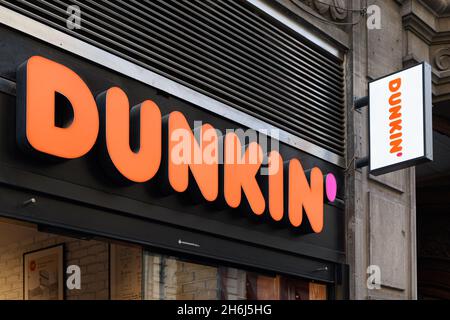 VALENCIA, SPANIEN - 15. NOVEMBER 2021: Dunkin ist ein US-amerikanisches multinationales Kaffee- und Donut-Unternehmen Stockfoto