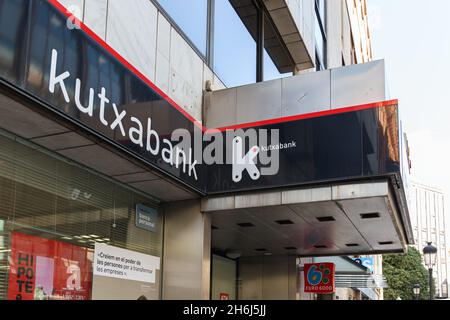 VALENCIA, SPANIEN - 15. NOVEMBER 2021: Die Kutxabank ist eine spanische Bank mit Sitz in Bilbao Stockfoto